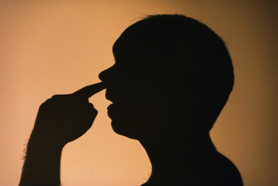 Se mettre un doigt dans le nez serait un facteur de démence selon la science